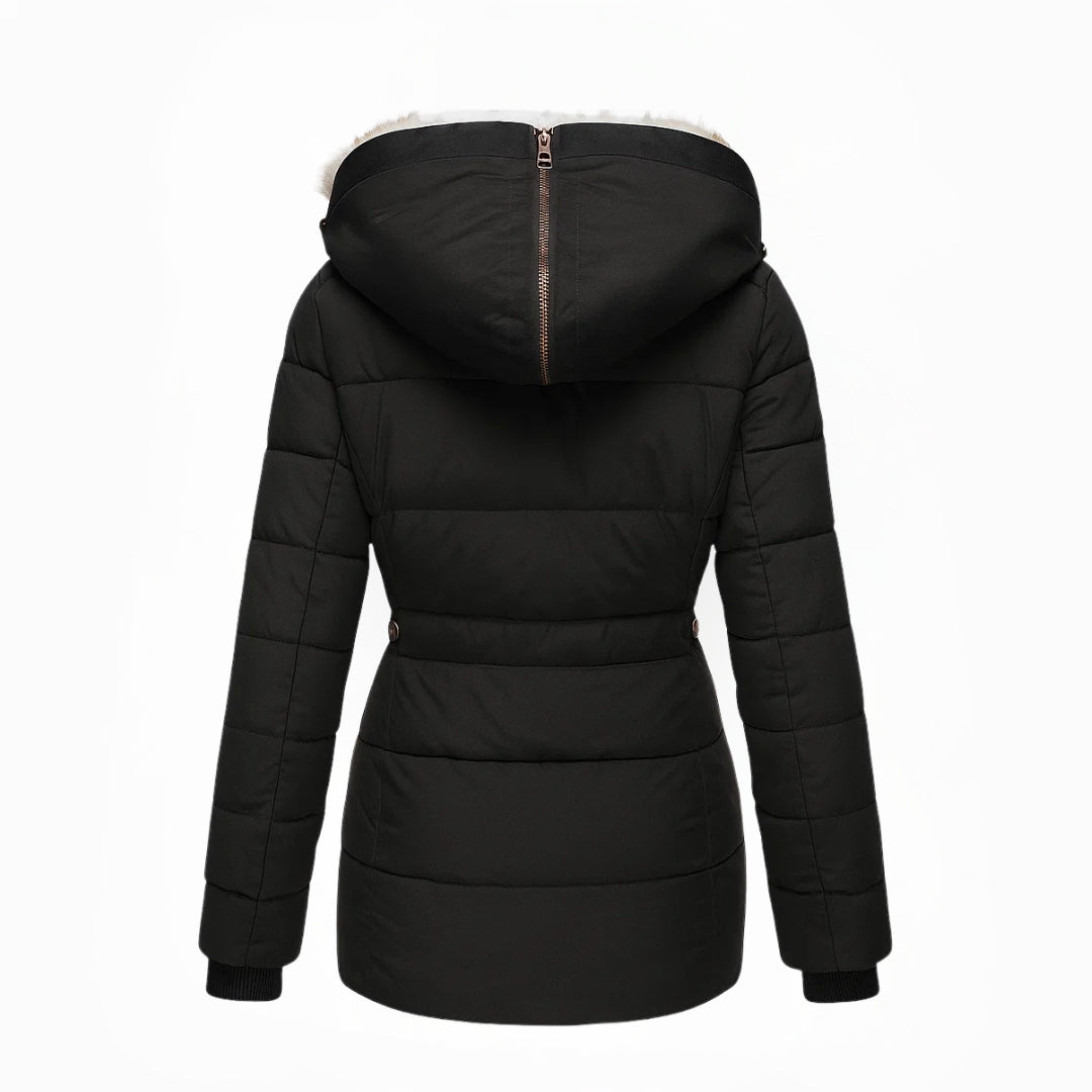 Warme dames winterjas, lange pasvorm met capuchon en praktische ritszakken. Comfortabel en stijlvol.