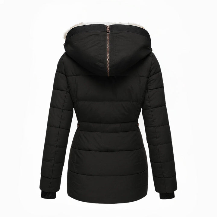 Warme dames winterjas, lange pasvorm met capuchon en praktische ritszakken. Comfortabel en stijlvol.