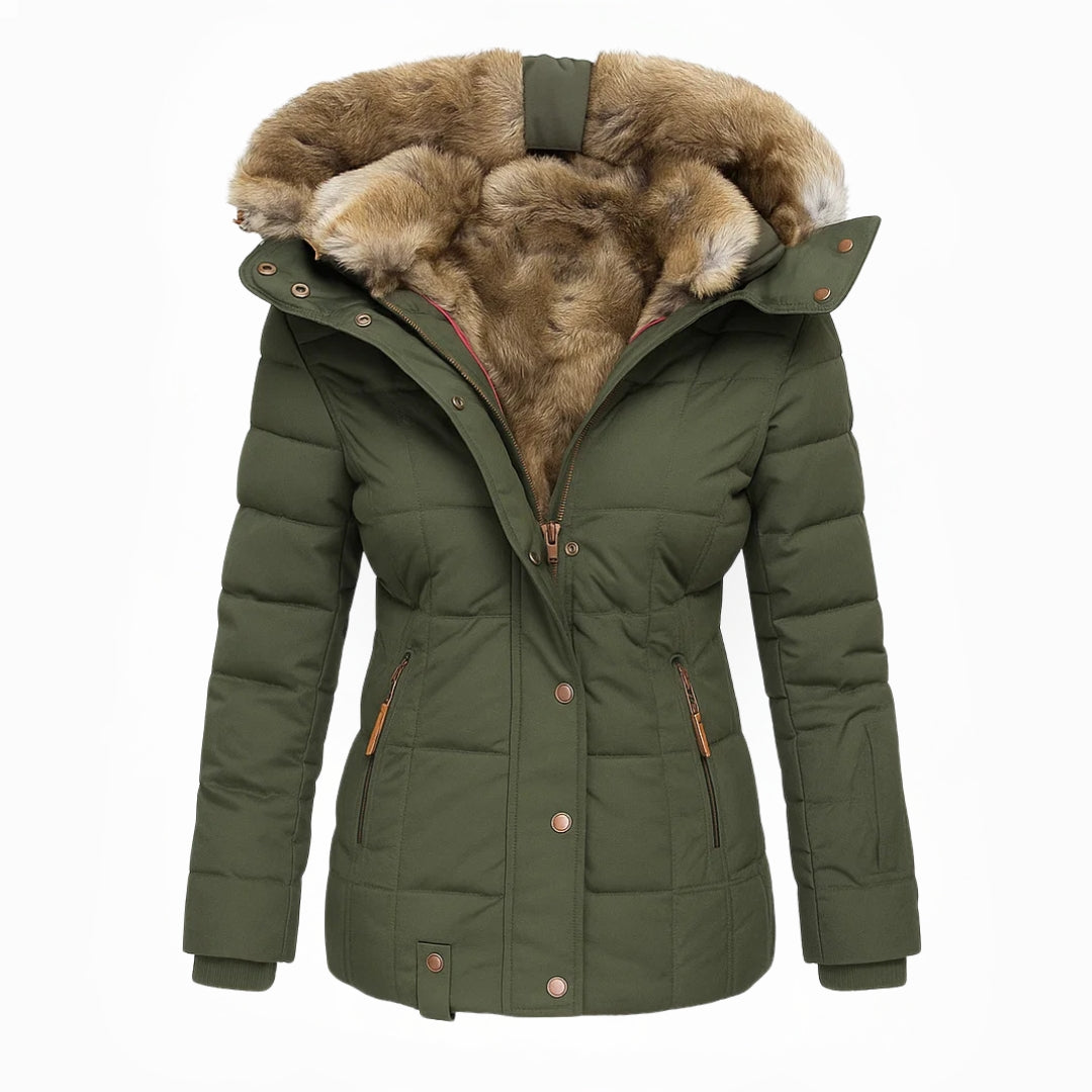 Comfortabele en warme dames winterjas. Lange elegante jas met capuchon voor winterse buitenkleding.
