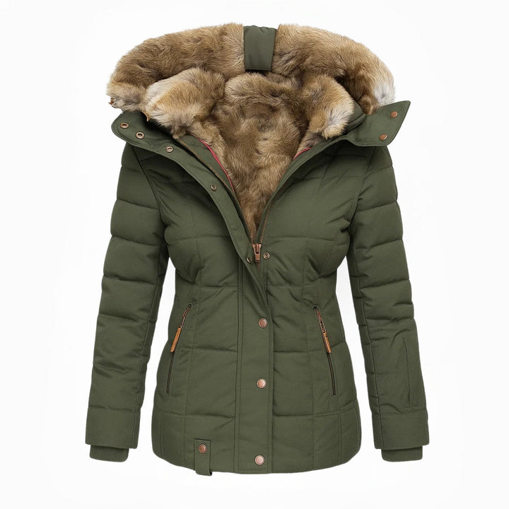 Comfortabele en warme dames winterjas. Lange elegante jas met capuchon voor winterse buitenkleding.