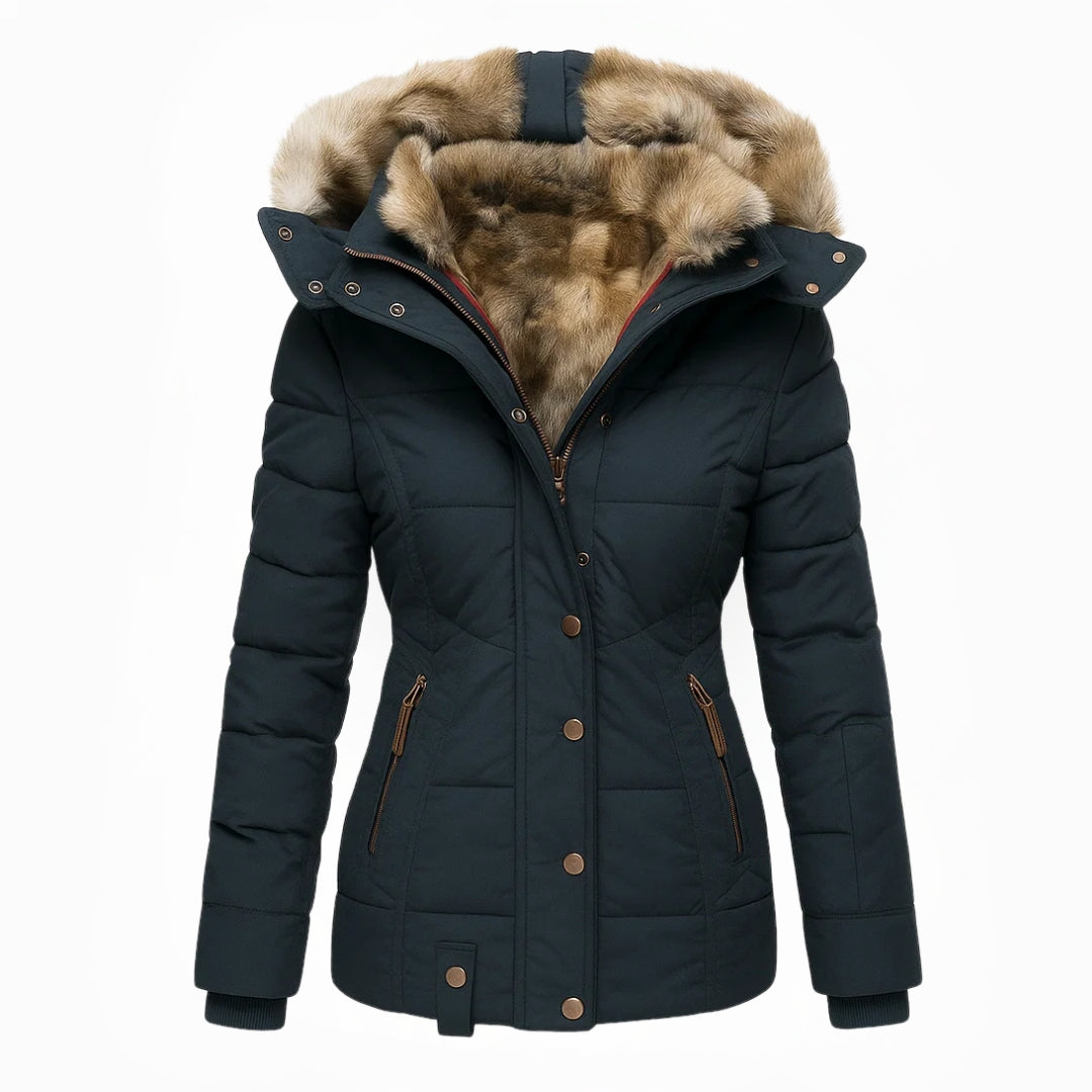 Moderne lange dames winterjas met capuchon en ritszakken. Warme en functionele buitenkleding.