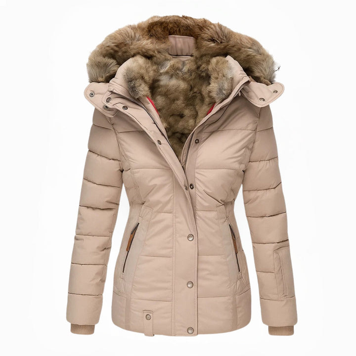 Elegante lange dames winterjas. Capuchon en ritszakken bieden zowel stijl als praktische warmte.