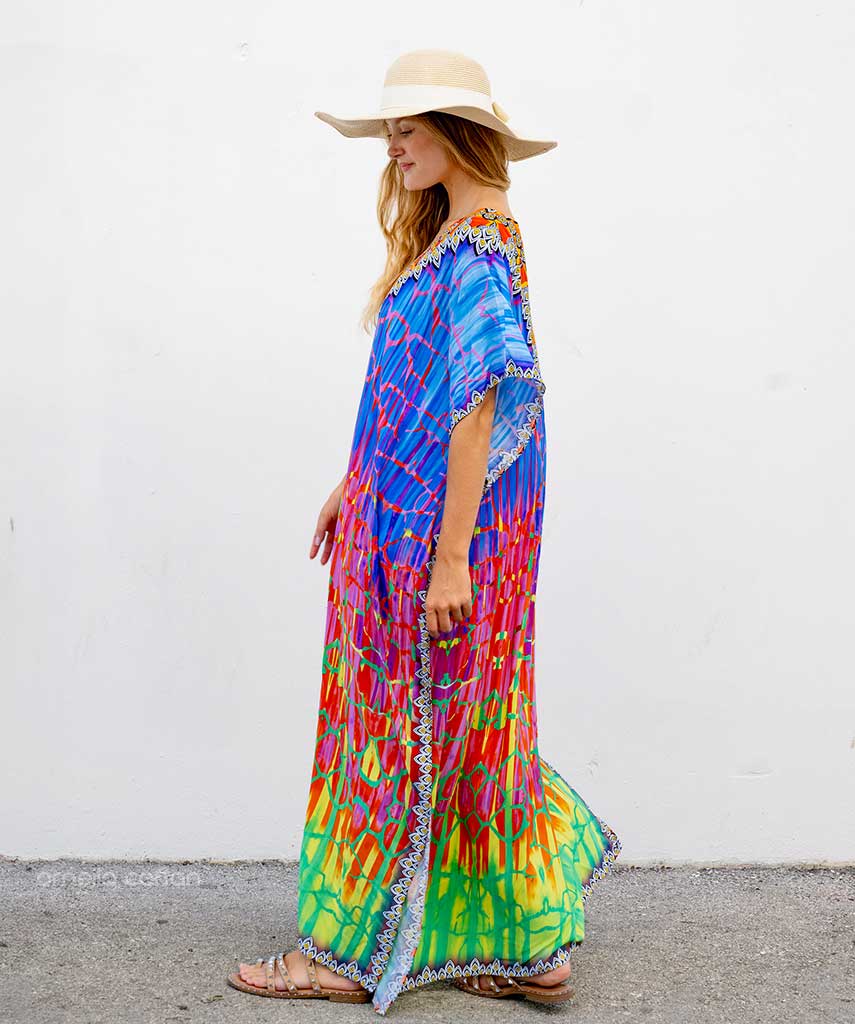 Elegante dames zomerjurk in maxi lengte, tropische print, Hawaï stijl. Comfortabel en stijlvol.