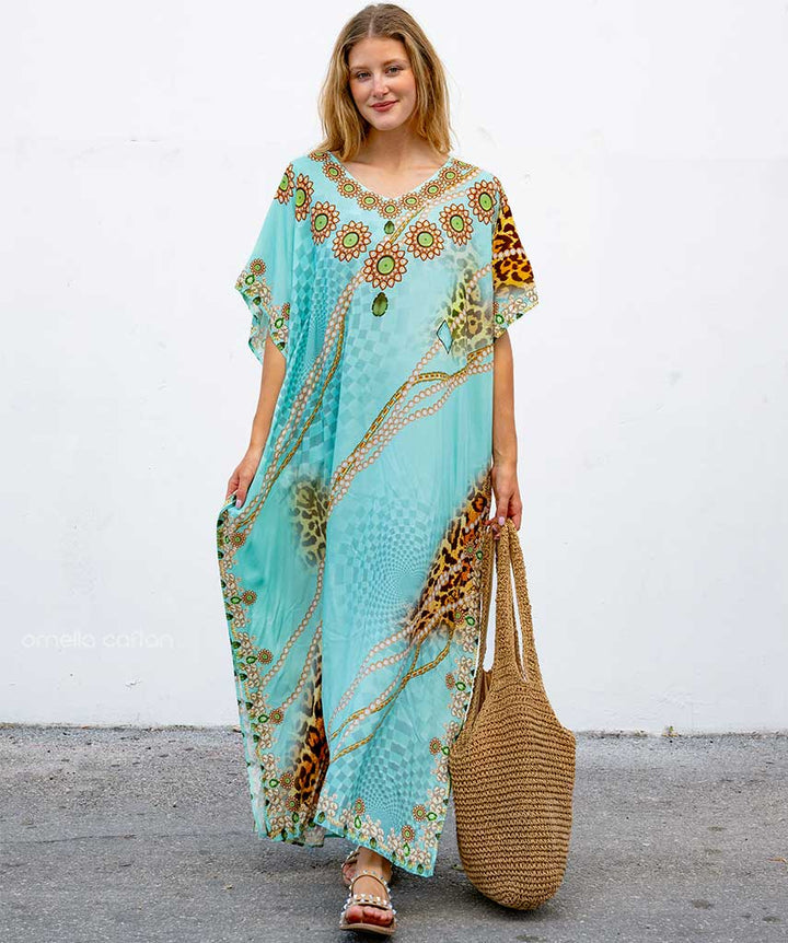 Modieuze dames zomerjurk, maxi lengte, Hawaï stijl. Ideaal voor elegante zomeravonden.