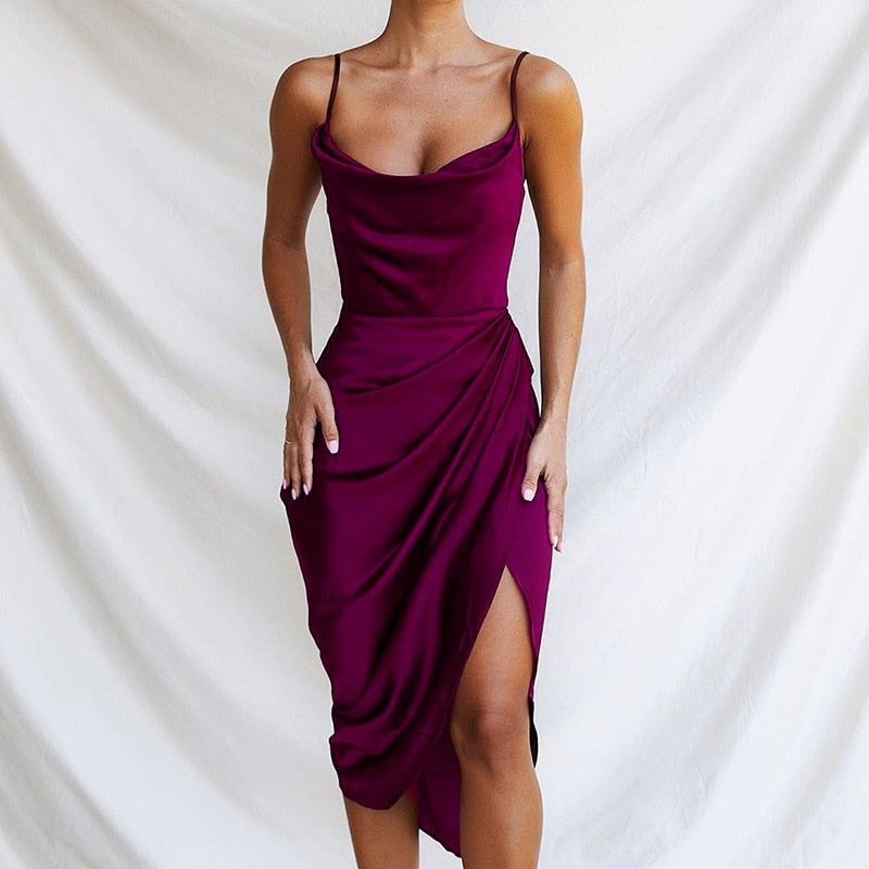 Elegante damesjurk met watervalhals. Midi lengte en verleidelijke split. Perfecte formele outfit voor speciale gelegenheden.