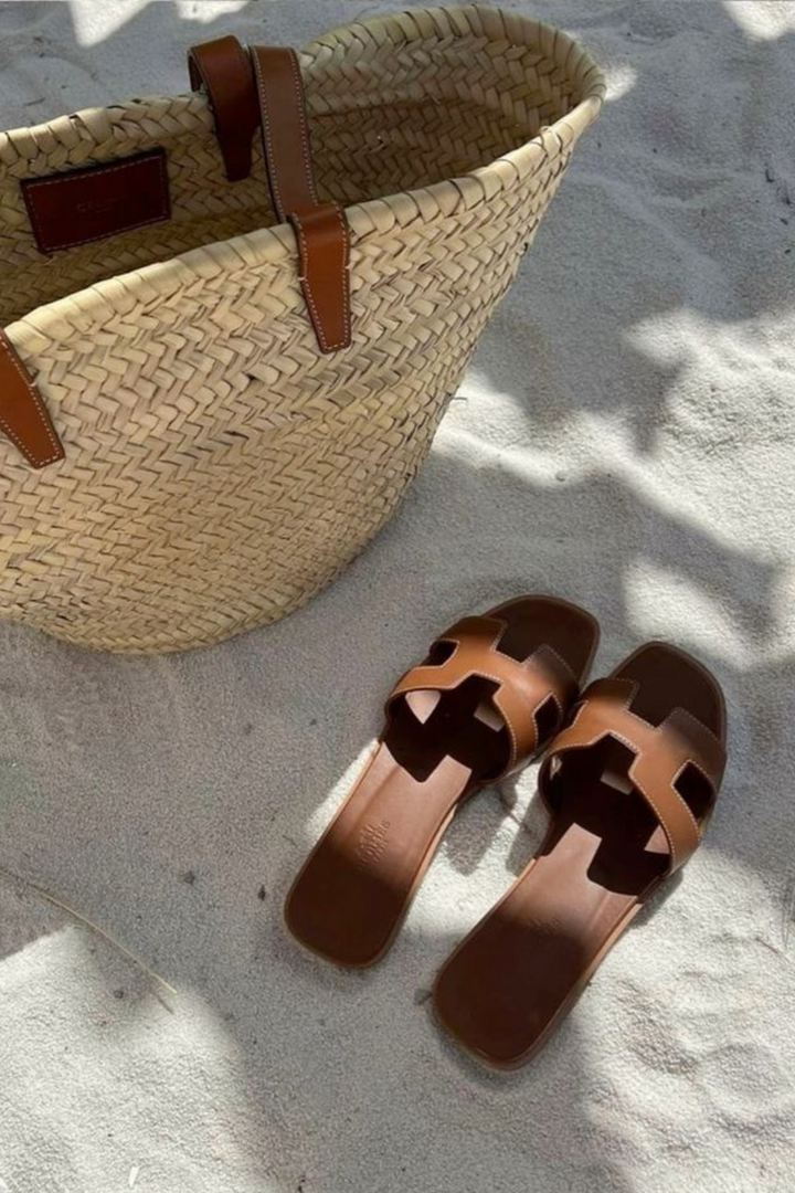 Close-up van elegante dames teenslippers met zachte bandjes en comfortabele platte zool, ideale zomer sandalen.