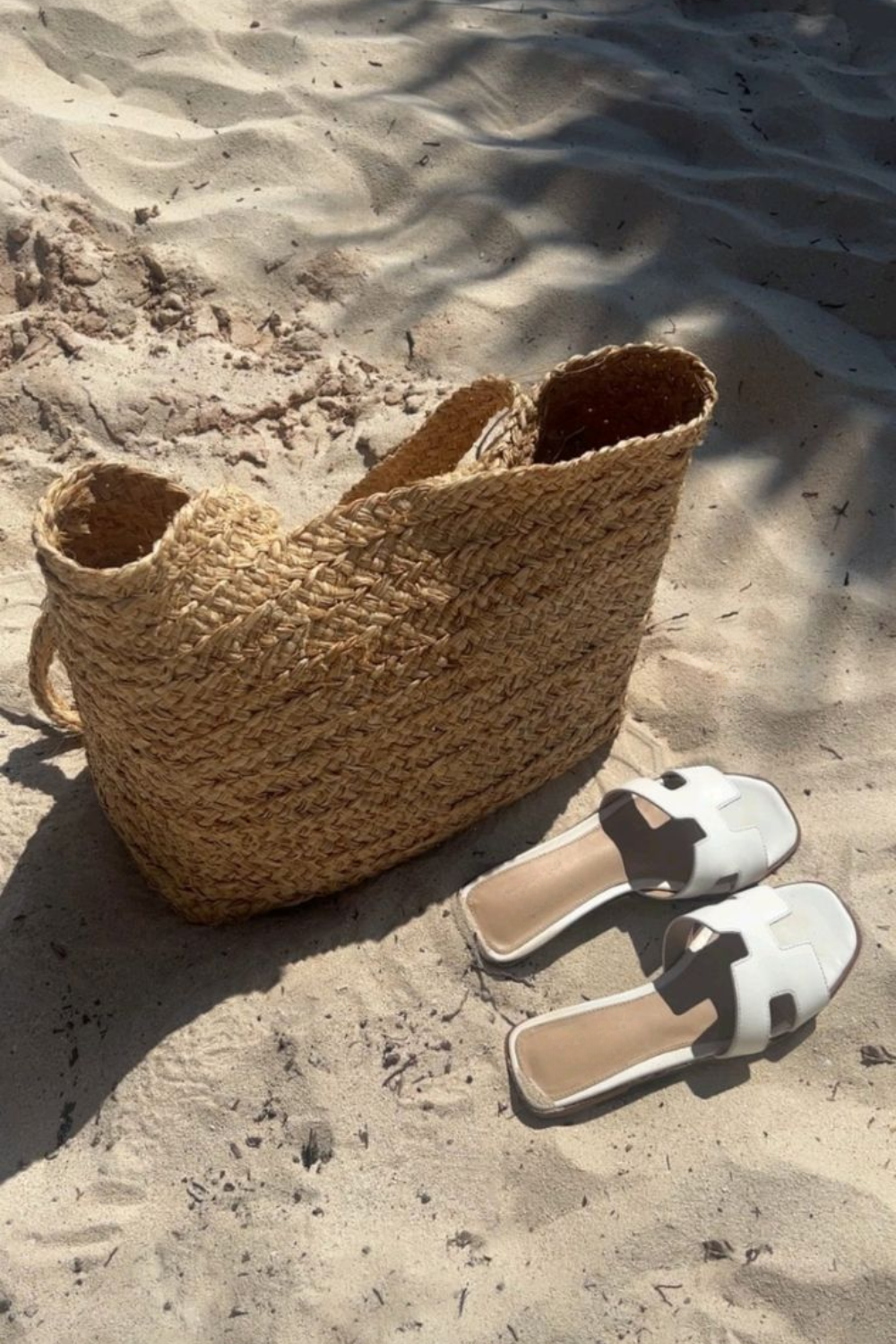 Bovenaf zicht op modieuze dames teenslippers. Elegant design en comfortabele platte zool voor zomerse outfits.