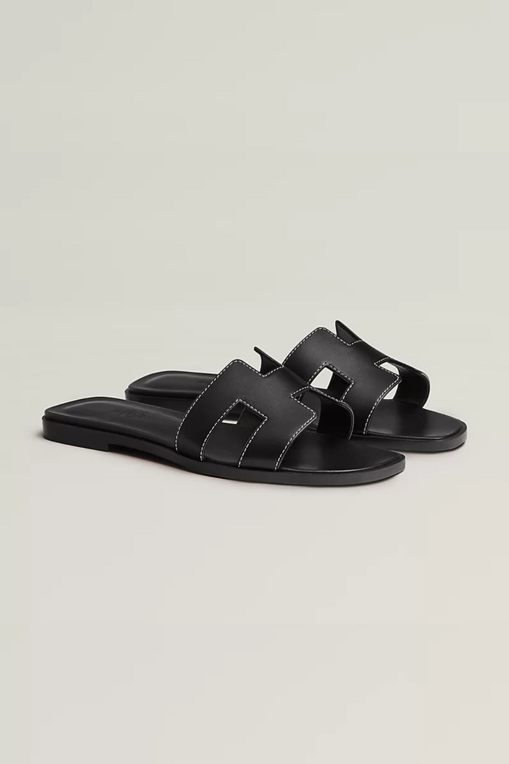 Zijaanzicht van elegante dames teenslippers. Platte comfortabele zomer sandalen, ideaal voor casual gebruik.