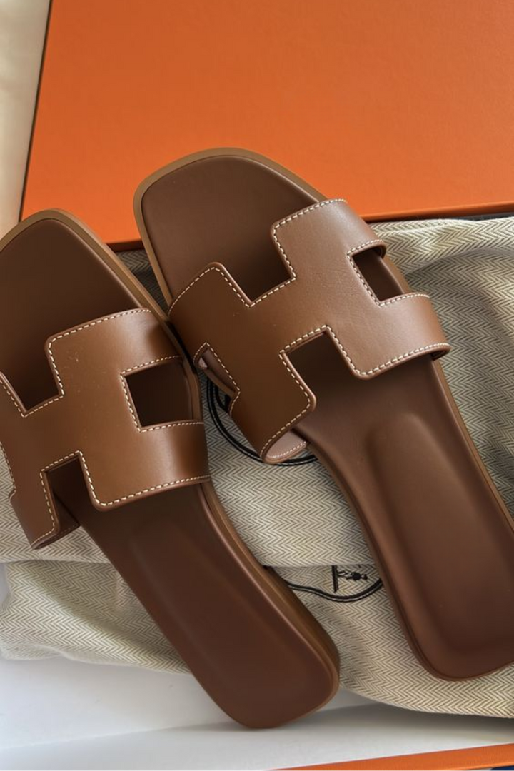Comfortabele dames teenslippers met elegant design. Platte zomer sandalen, perfect voor strand en dagelijks casual gebruik.