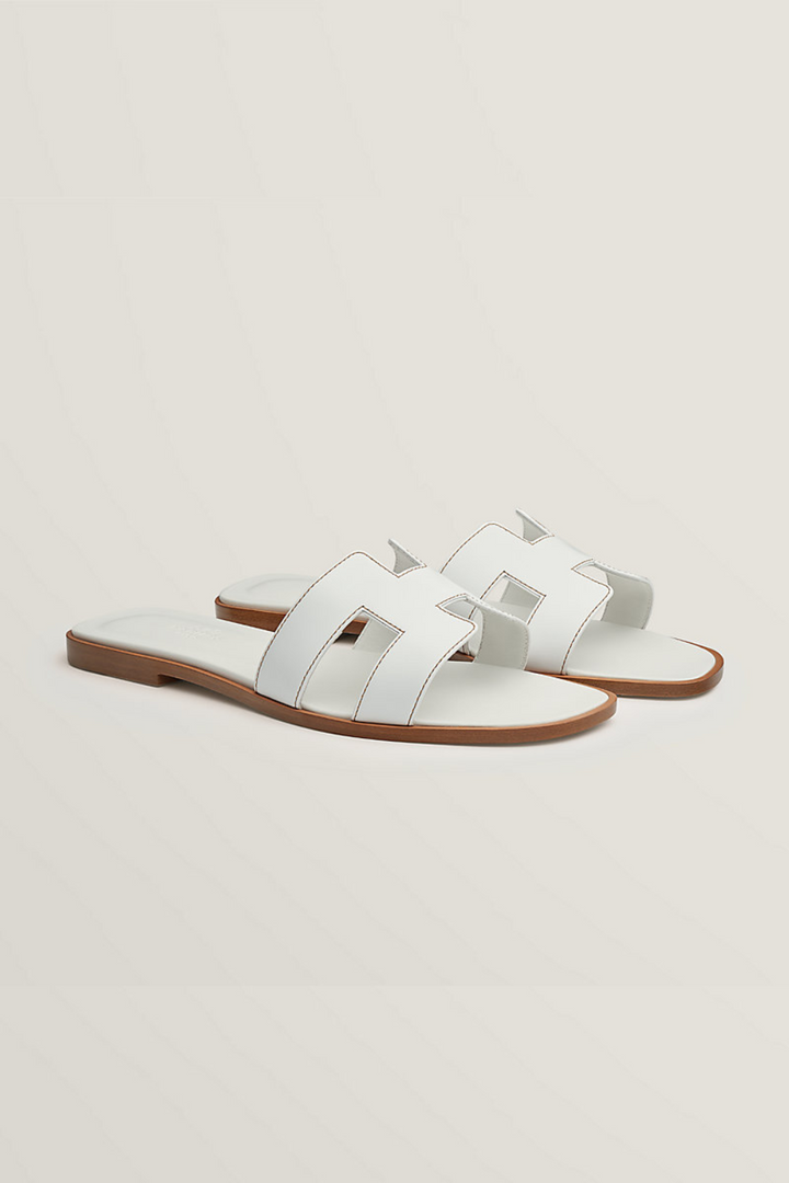 Stijlvolle elegante dames teenslippers. Modieuze platte zomer sandalen voor een comfortabele en chique look.