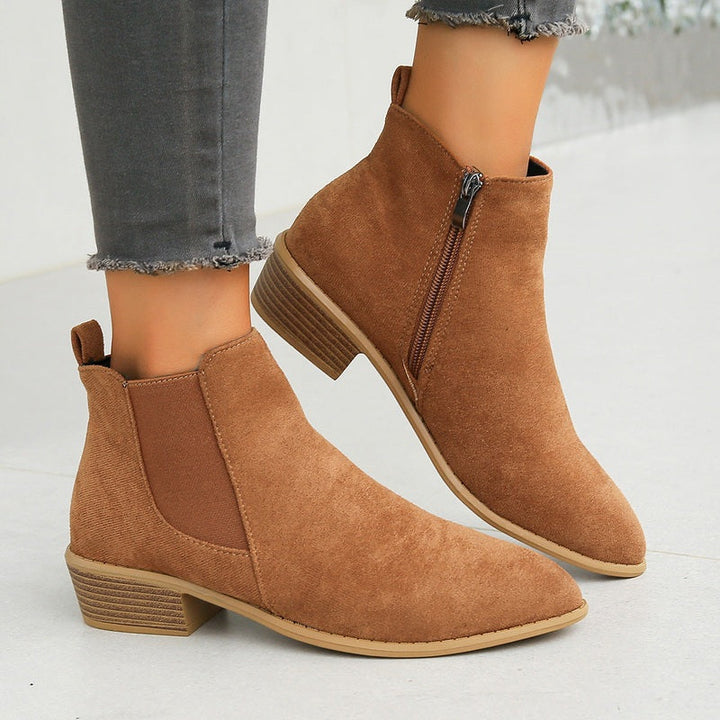 Bruine dames enkellaarsjes met stevige blokhak en klassieke amandelneus, tijdloze schoenen voor elke outfit.