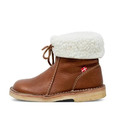 Warme en modieuze dames winterlaarzen. Veterlaarzen met comfortabele voering, vintage flair.