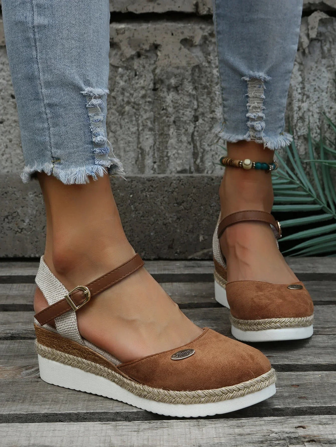 "Dames espadrilles in bruin, roze en zwart, licht en stijlvol, ademen elegantie uit, ideaal voor zomerse outfits."
