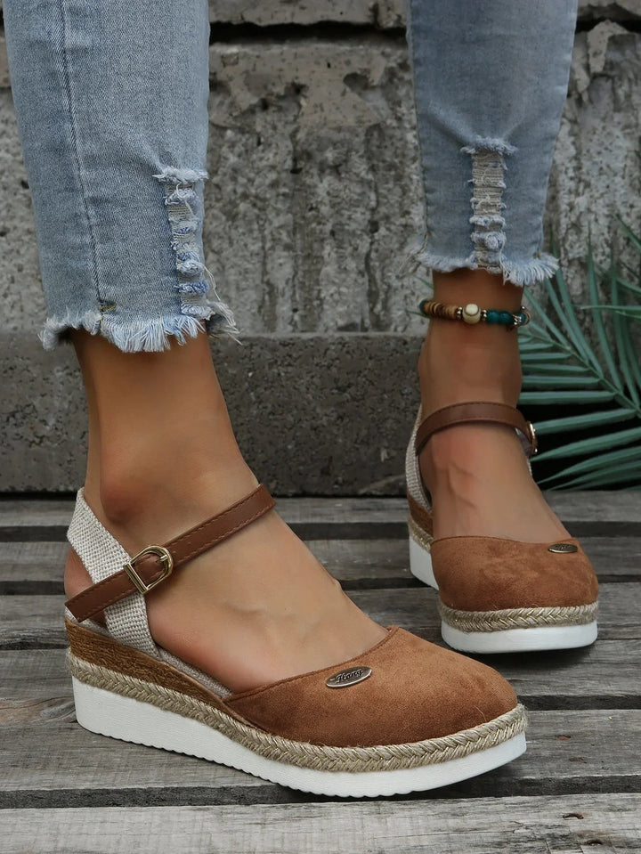 "Dames espadrilles in bruin, roze en zwart, licht en stijlvol, ademen elegantie uit, ideaal voor zomerse outfits."