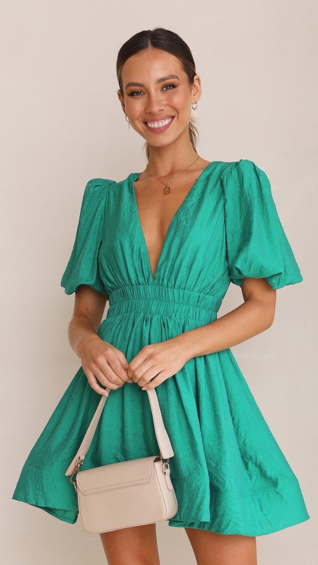 Kleurrijke Fit & Flare zomerjurk voor dames, comfortabel en perfect voor warme lentedagen.