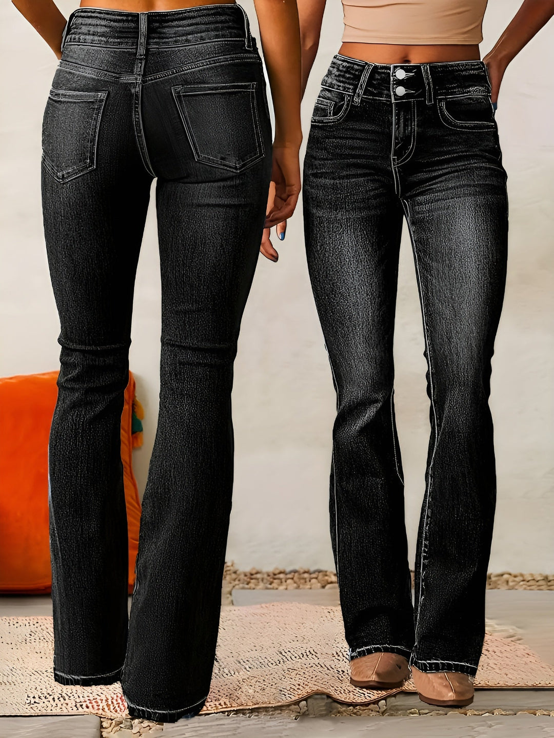 Model draagt casual dames flared jeans met hoge taille, toont de wijde pijpen en de comfortabele pasvorm.