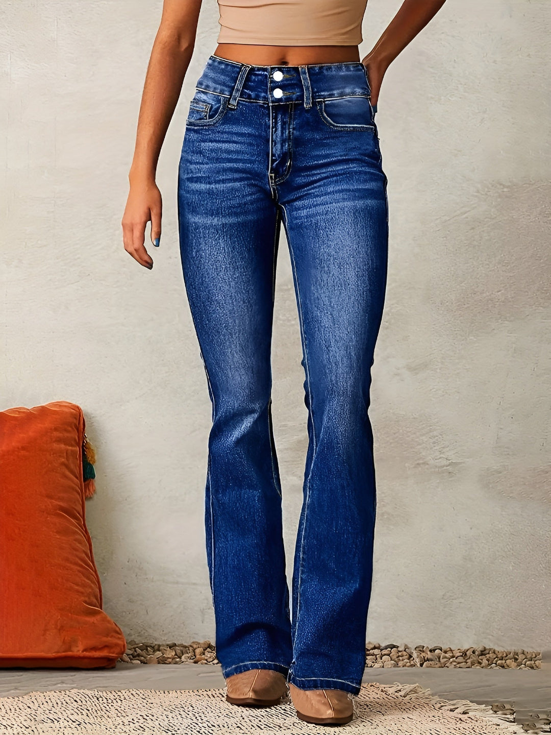 Detail van de stretch flared dames jeans, hoge taille, met zachte denim stof en modieuze wijde pijpen.