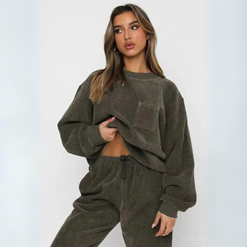 Dames fleece loungewear set met corduroy textuur, ideaal voor comfortabel thuis relaxen.