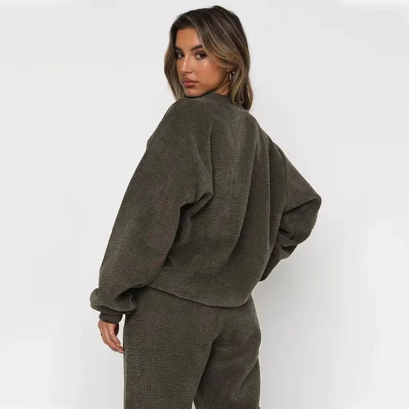 Stijlvolle relaxed fit dames huispak van fleece met trendy corduroy details, perfect voor ontspanning.
