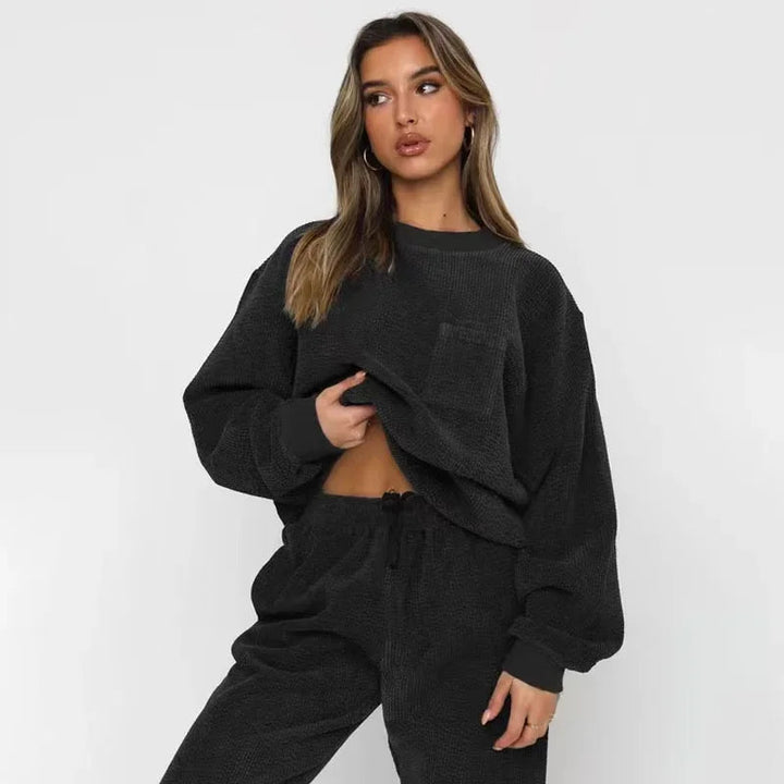 Modieuze dames loungewear set met relaxed fit, fleece en corduroy, zowel stijlvol als praktisch.