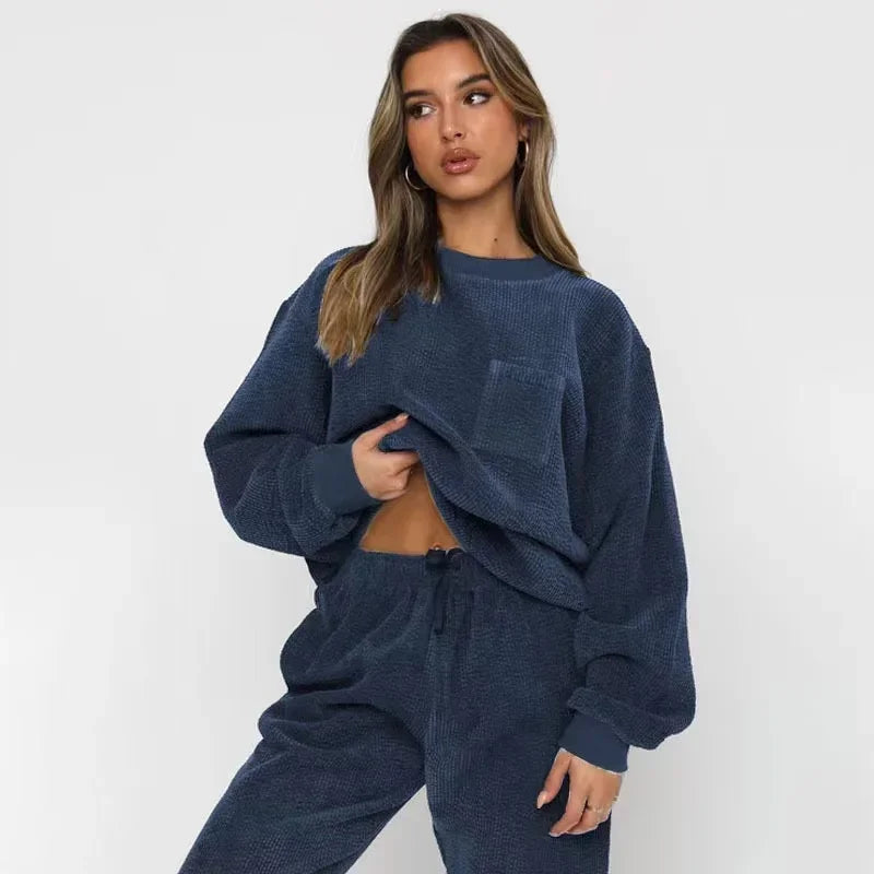 Trendy dames relaxpak van fleece met corduroy details, ultiem comfort en stijl gecombineerd.