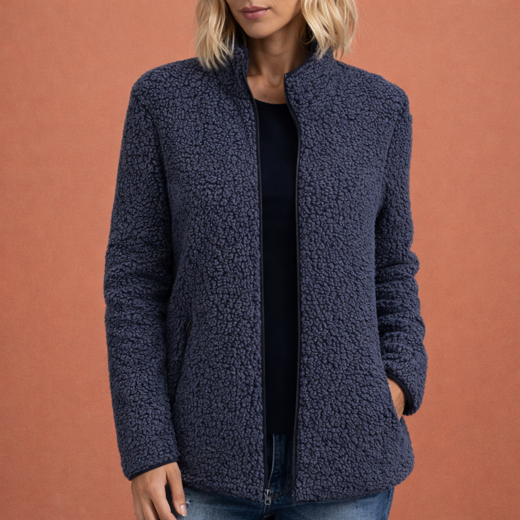 Zacht fleece damesvest met functionele rits en beschermende hoge kraag.