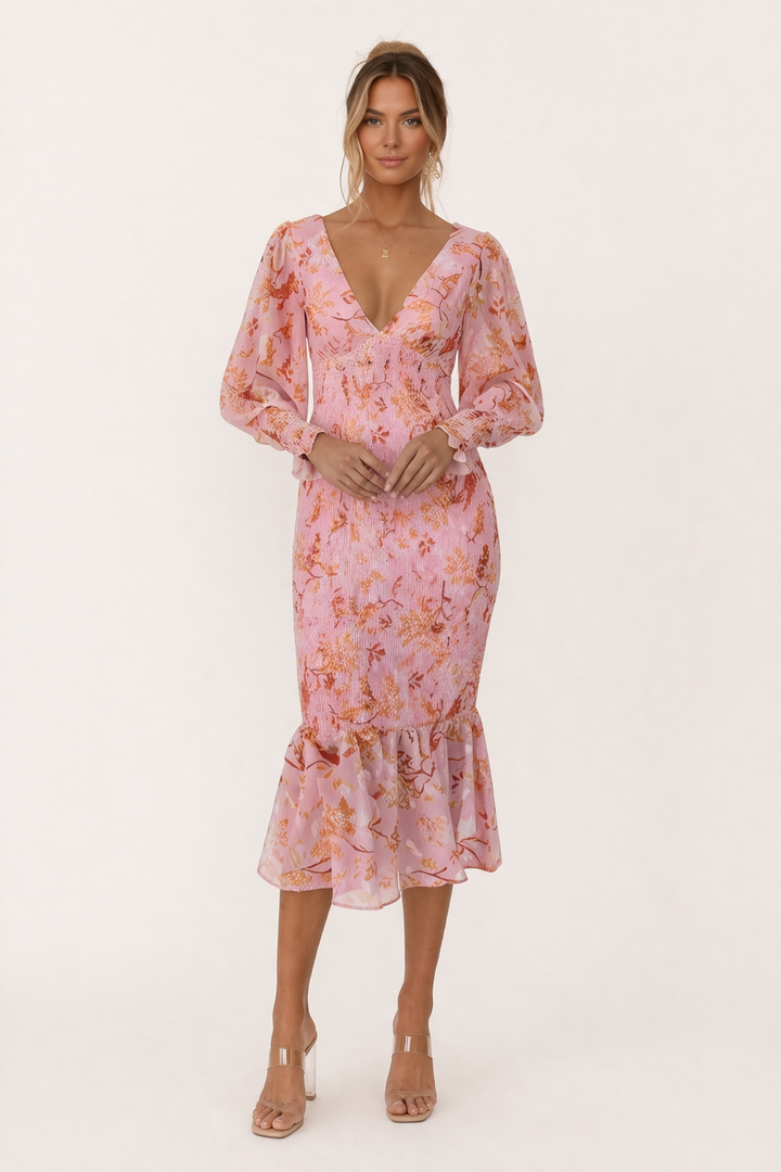 Elegante roze dames midi-jurk met bloemenprint en flatterende V-hals voor een chique zomerlook.