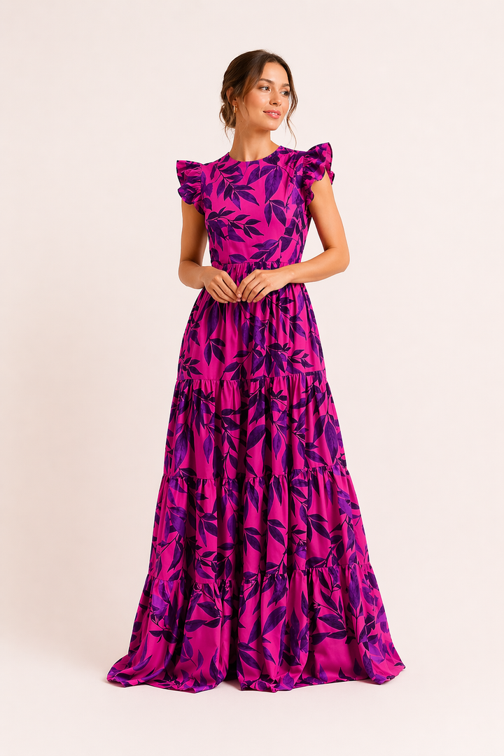 Elegante lange dames zomerjurk met bloemendessin en korte mouwen, modieus en luchtig voor warme dagen.