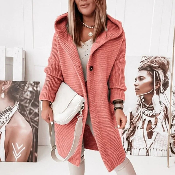 Dames gebreid vest met capuchon. Comfortabel en losvallend, ideaal voor casual herfst- en winterdagen.