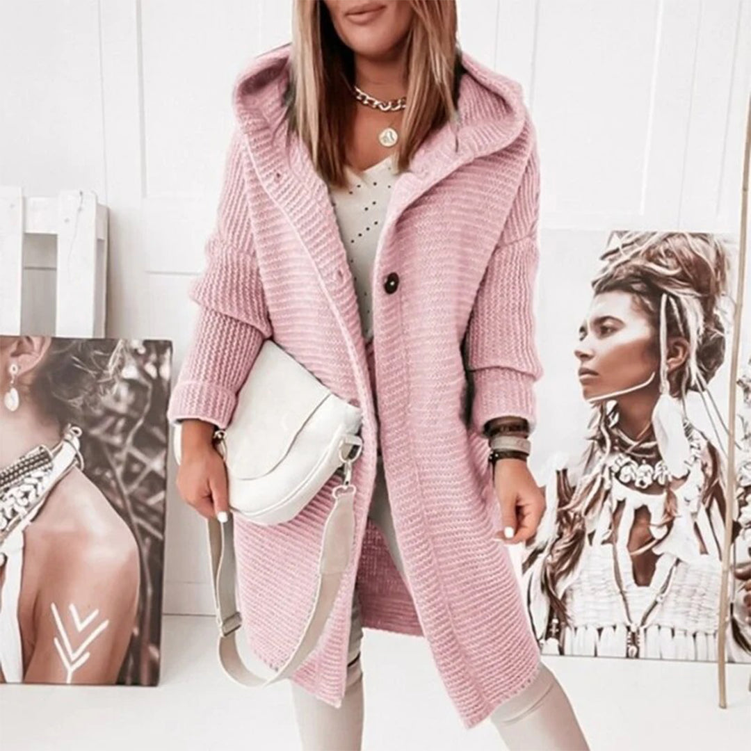 Zacht gebreid damesvest met capuchon. Comfortabel en warm, perfect voor de koudere herfst- en wintermaanden.