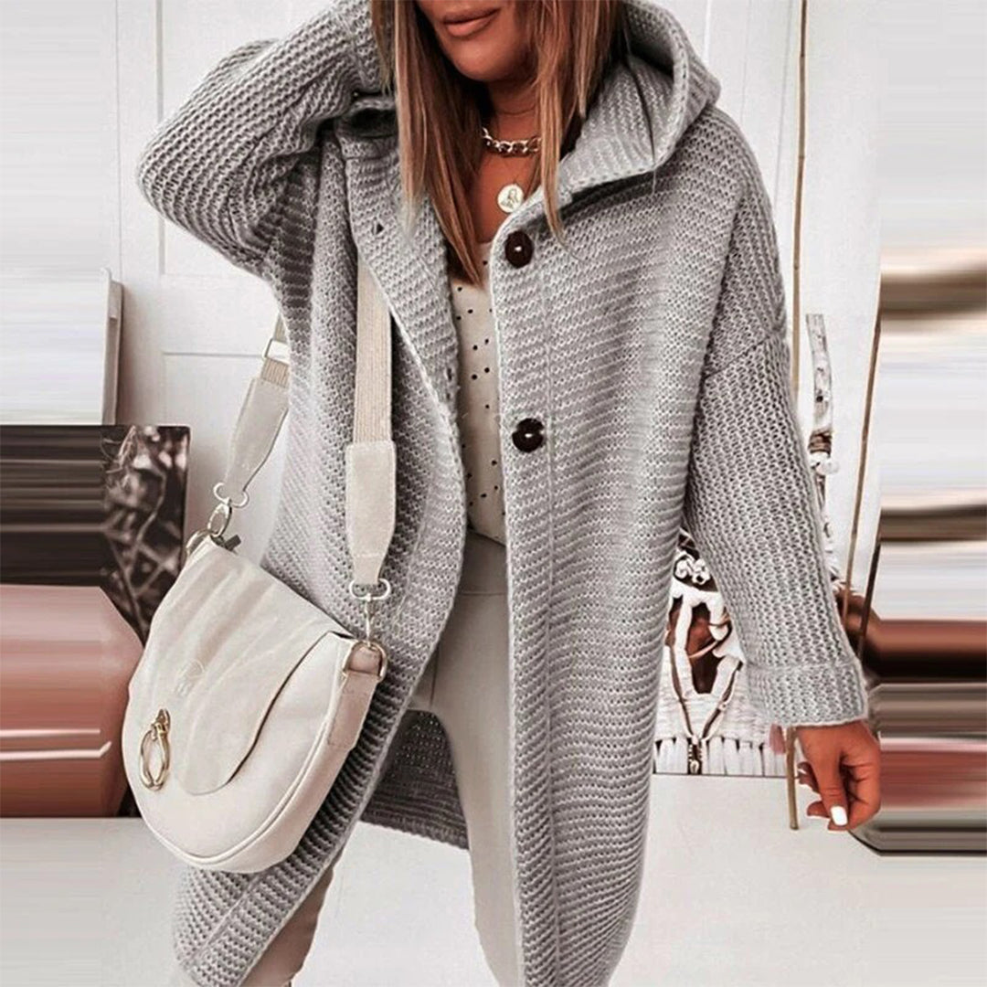Losvallend gebreid damesvest met capuchon. Stijlvol en warm, ideaal voor de herfst en winter.