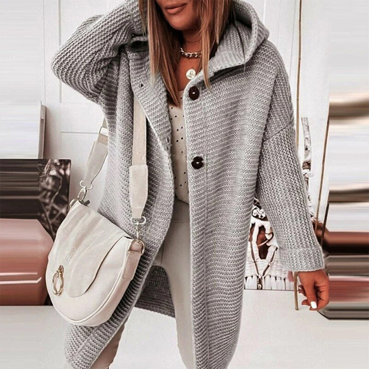 Losvallend gebreid damesvest met capuchon. Stijlvol en warm, ideaal voor de herfst en winter.