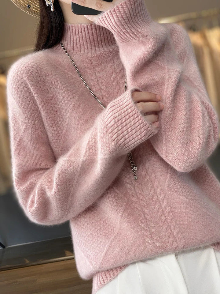 Stijlvolle gebreide dames coltrui met klassiek kabelpatroon, perfect voor een casual look.
