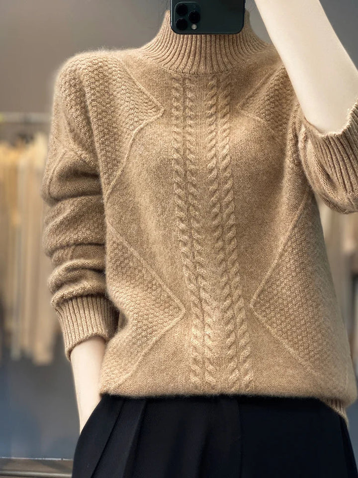 Model draagt een modieuze dames coltrui met kabelpatroon, ideaal voor winterse elegantie.