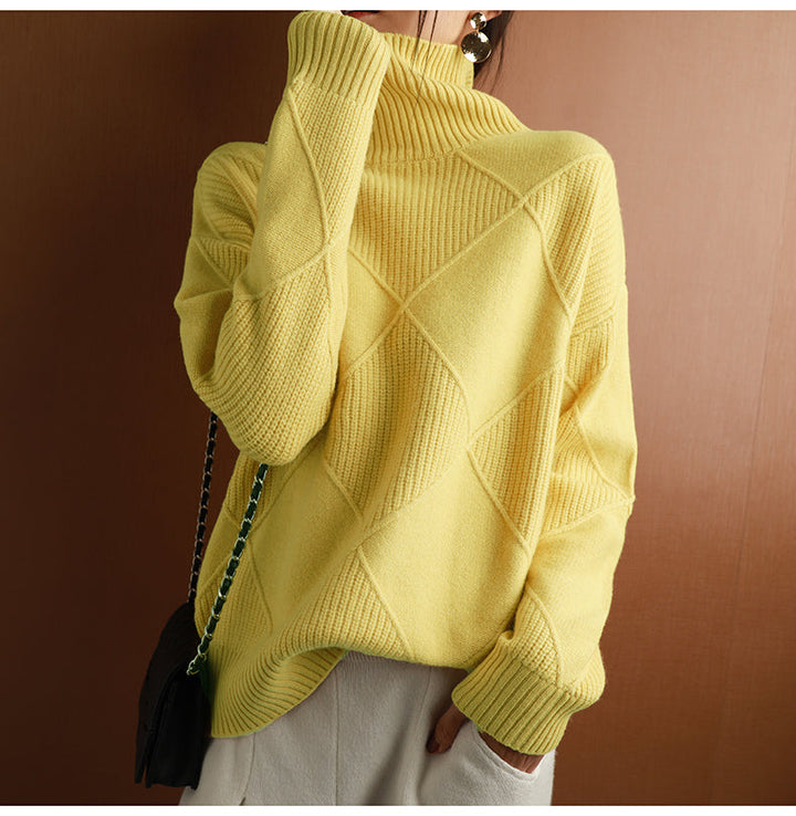 Zachte dames trui met hoge col, gebreid voor winterse warmte en een elegante look.