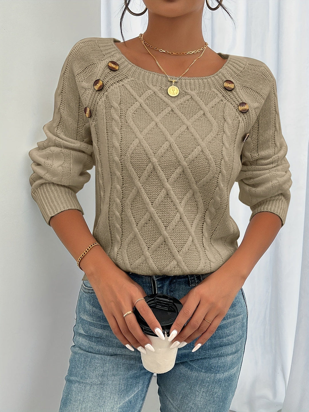 Veelzijdige gebreide damessweater met schouderknopen, perfect voor een casual herfst- of winterlook. Lange mouwen.