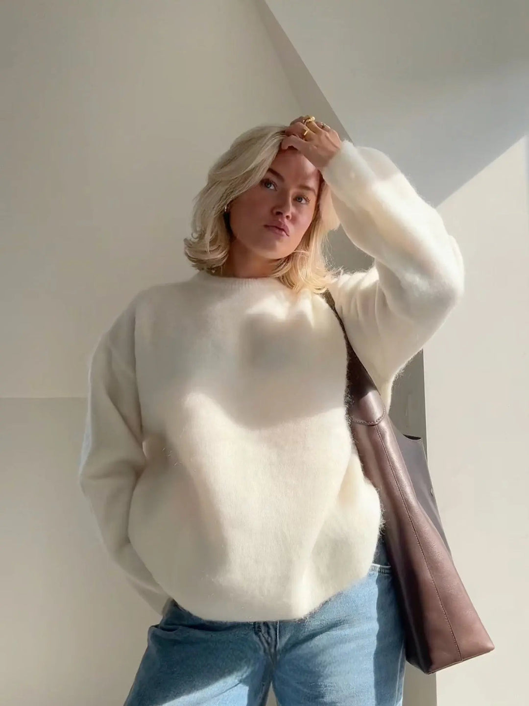 Crèmekleurige gebreide damestrui met ronde hals. Comfortabele en stijlvolle sweater, ideaal voor casual chic.