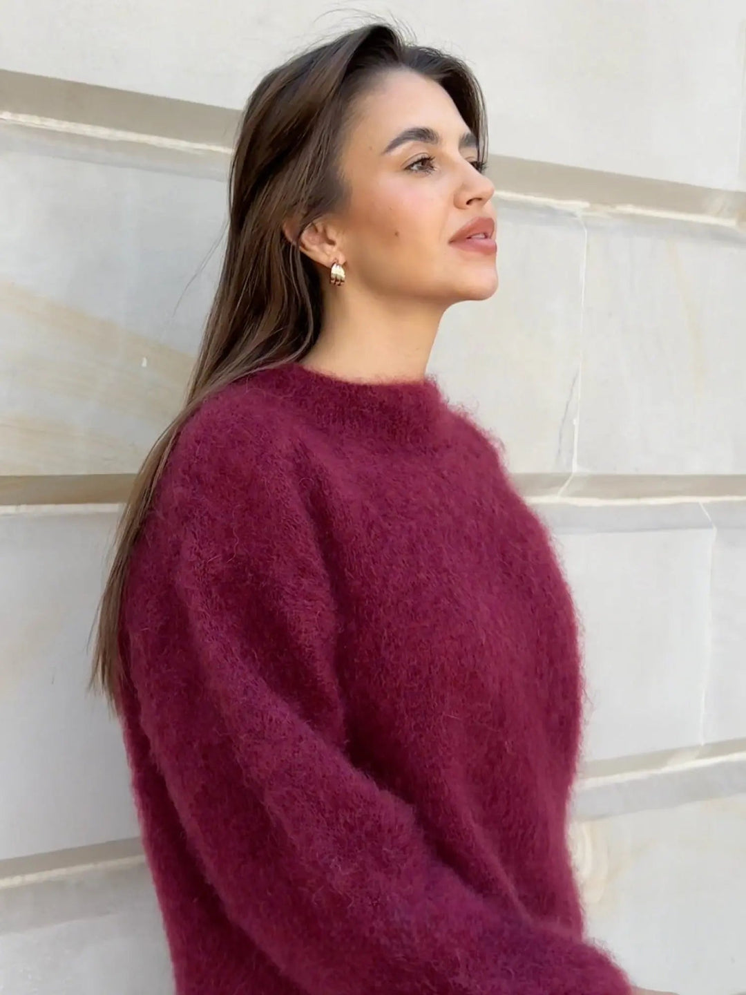 Grijze gebreide damestrui, veelzijdig en warm. Moderne dames sweater voor comfort en elegantie.