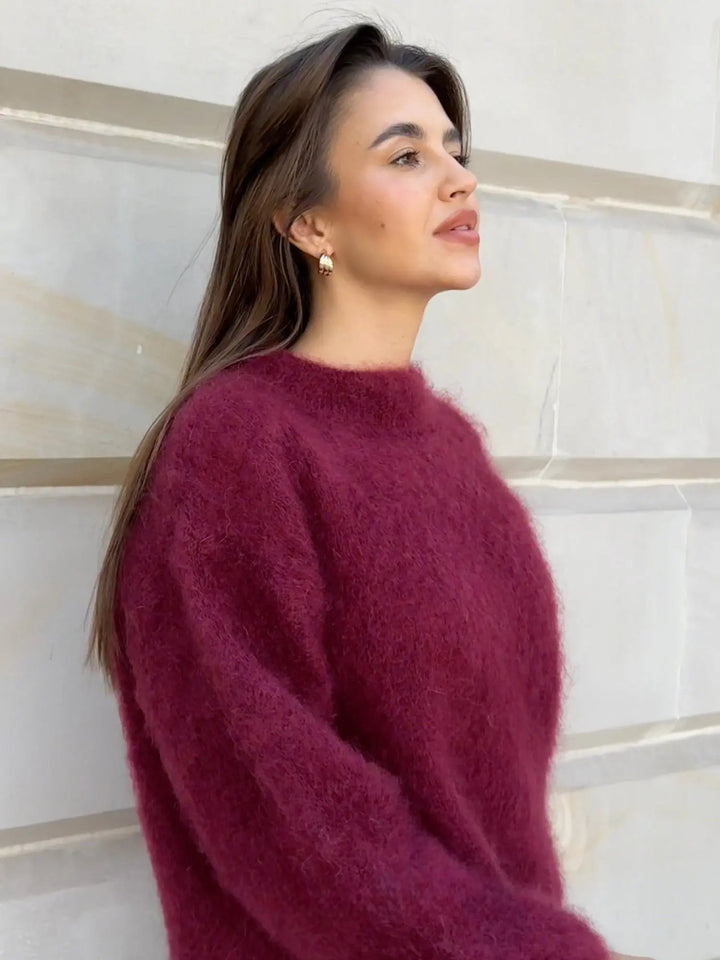 Grijze gebreide damestrui, veelzijdig en warm. Moderne dames sweater voor comfort en elegantie.
