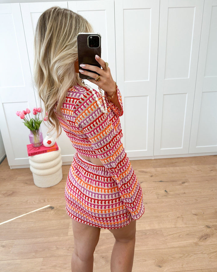 Comfortabele gehaakte damesshort, onderdeel van een elegante zomerset. Perfecte zomerkleding voor stranddagen.