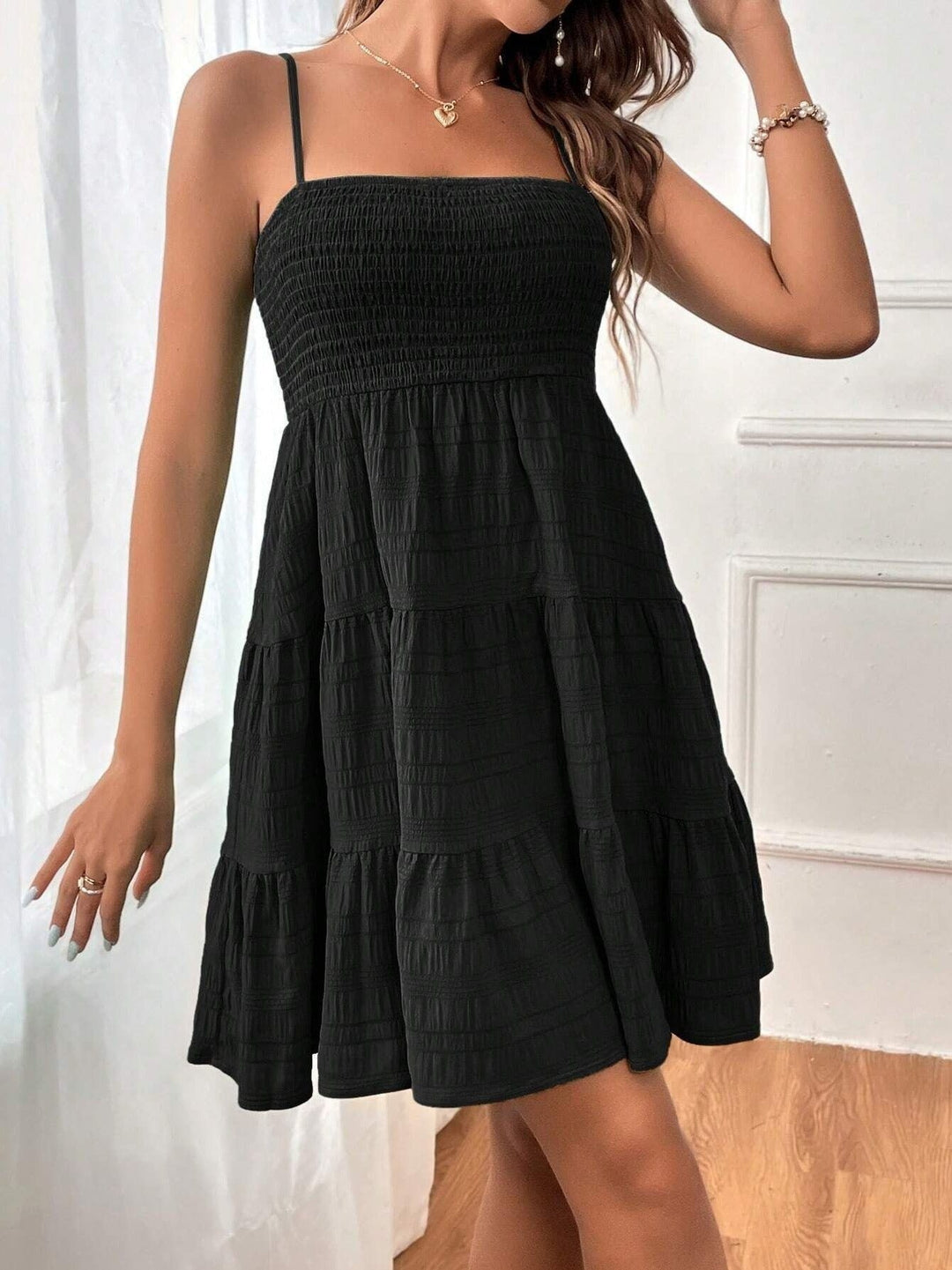 Dames gesmockte geplooide mini zomerjurk met spaghettibandjes. Perfecte boho chic strand- of casual jurk.