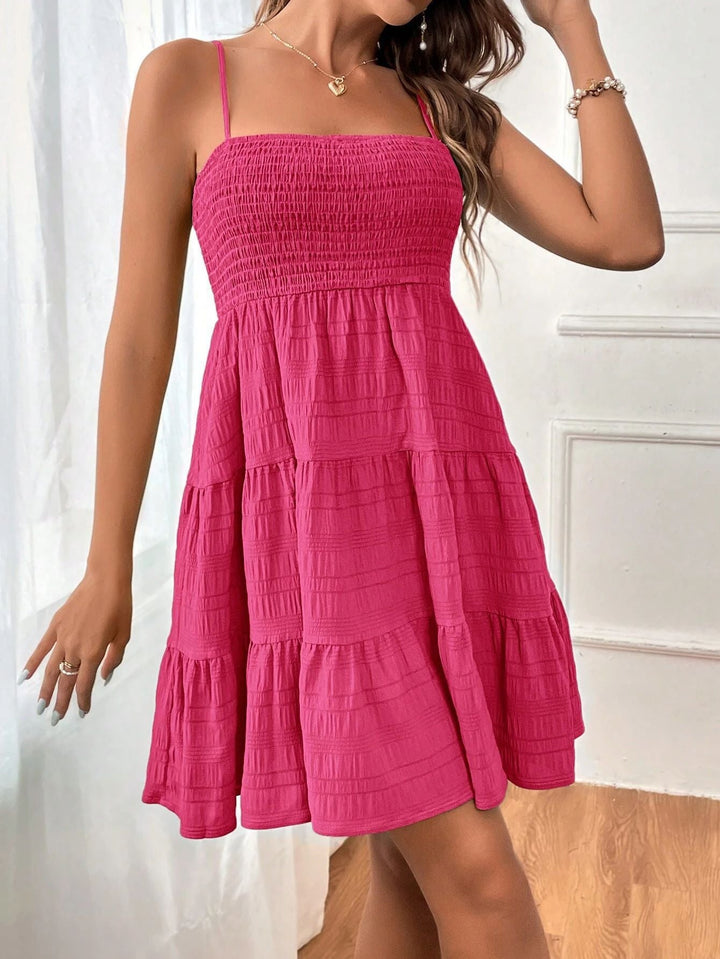 Boho chic gesmockte dames mini jurk, comfortabel en elegant voor de zomer of strand.