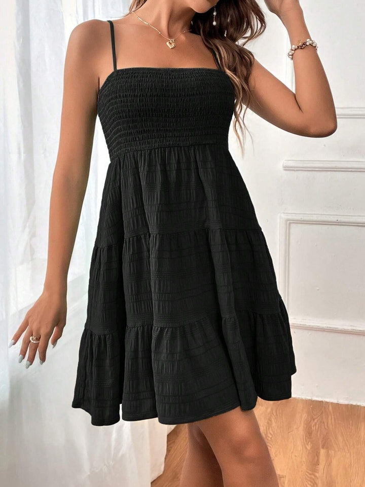 Comfortabele geplooide dames mini jurk met gesmockt lijfje, perfect voor een casual zomerse dag.