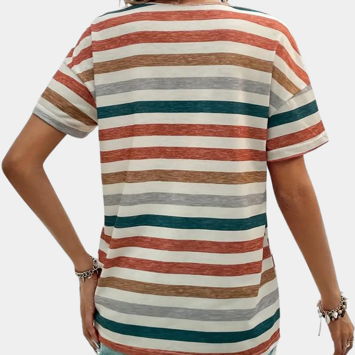 Flatterend gestreept damesshirt met korte mouw, comfortabel en stijlvol, onmisbaar in de damesmode collectie.