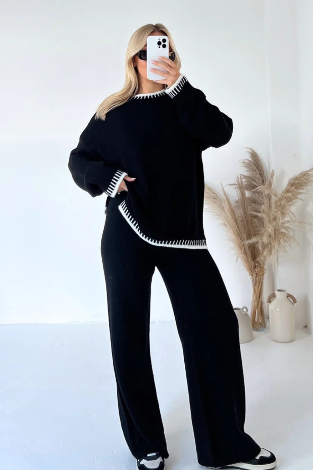 Zachte gebreide dames gestreepte knit set; comfortabele herfst/winter outfit voor een warme look.