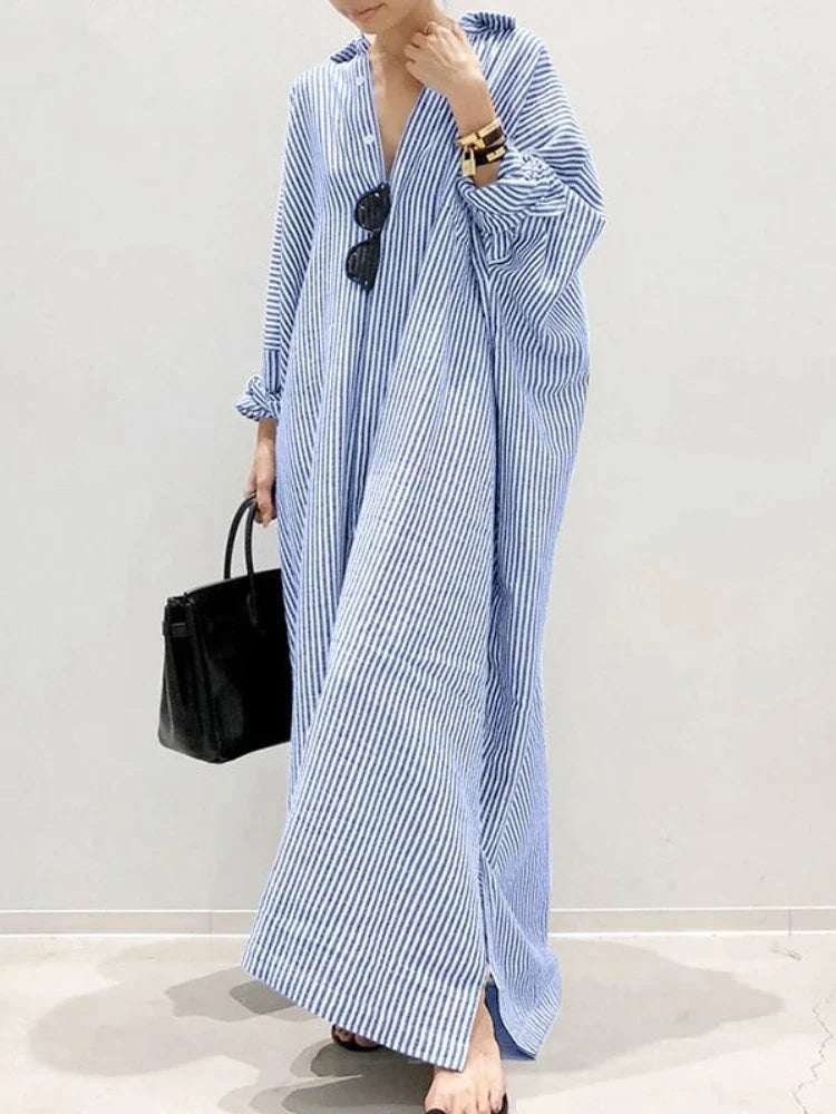 Elegante dames maxi jurk met fijne strepen; perfect voor een zomerse, casual of feestelijke look.