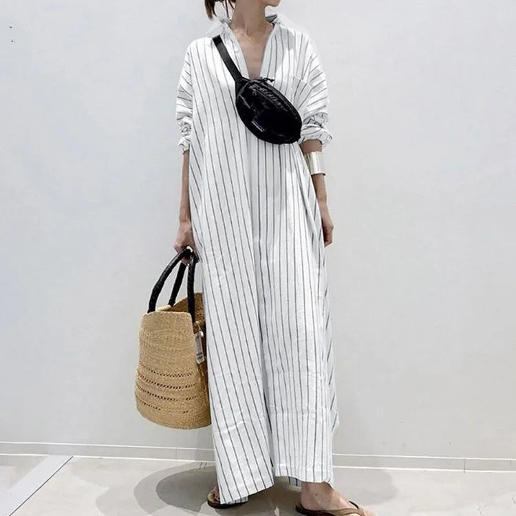 Model toont een vloeiende, gestreepte maxi zomerjurk; comfortabel en chic voor dames.