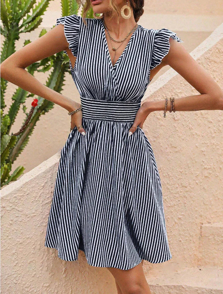 Dames gestreepte mini zomerjurk met ruchesmouwen; ideaal voor casual gelegenheden.