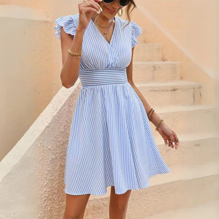Dames mini zomerjurk met gestreept patroon, v-hals en ruches mouwen; elegant en comfortabel.