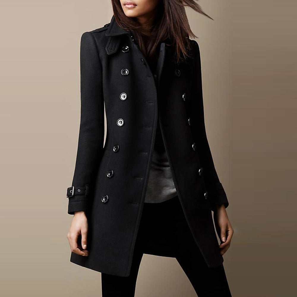 Dames getailleerde trenchcoat. Elegante lange damesjas met dubbele knoopsluiting voor een modieuze look.